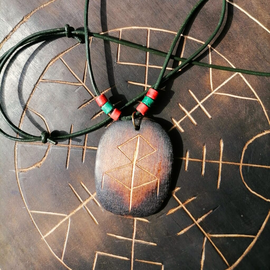 Halsband med trähänge i nordisk stil med runor