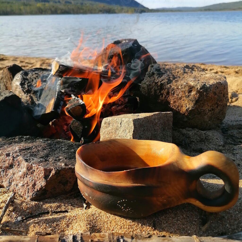 kuksa cup handmade in birch kåsa vid lägerelden